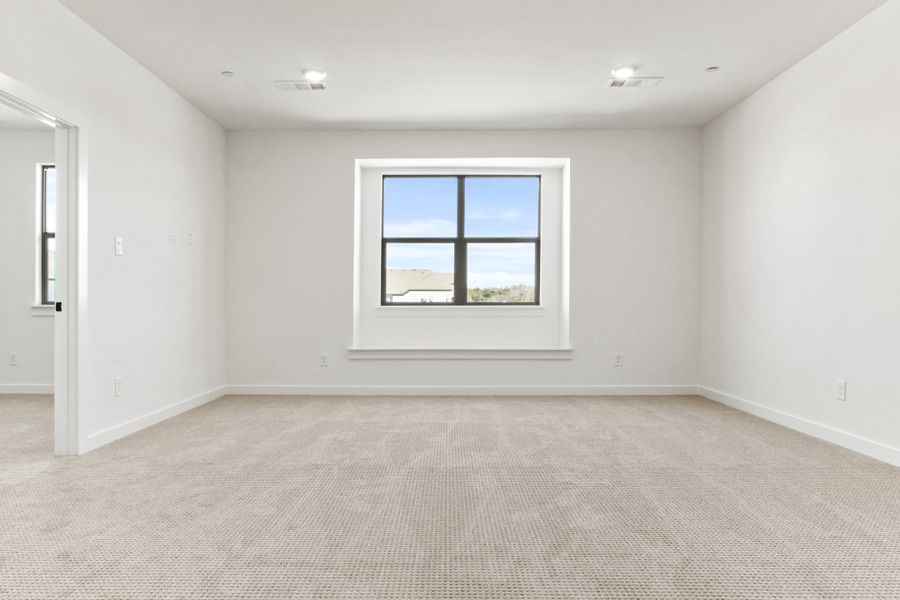 Spacious, unfurnished interior of a new home in Cottonwood Creek, Rowlett (Image 14).