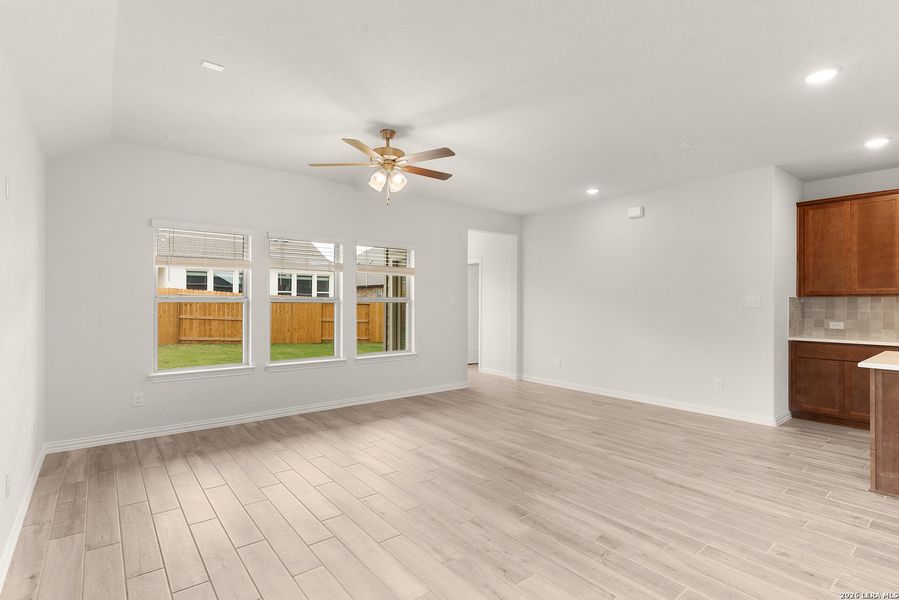 Spacious, unfurnished interior of a new home in Meyer Ranch - Enclave, New Braunfels (Image 10).