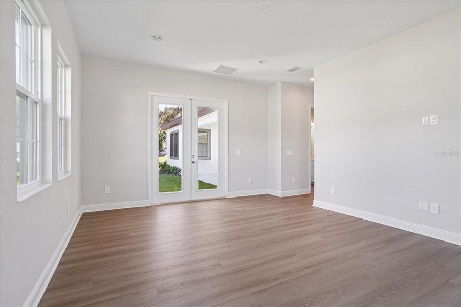 Spacious, unfurnished interior of a new home in Crestwood Estates, Valrico (Image 18).