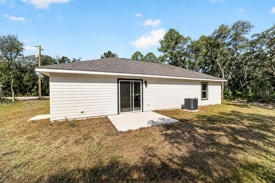 Exterior details and patio area of a home in , Ocklawaha (Image 3).