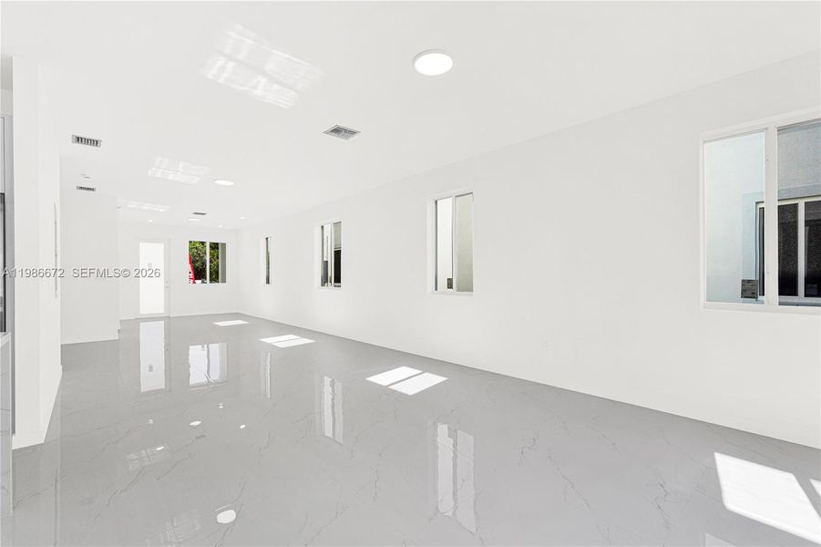 Spacious, unfurnished interior of a new home in , Miami (Image 43).