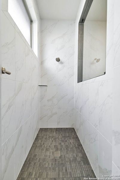 Spacious, unfurnished interior of a new home in Kinder Ranch 70's, San Antonio (Image 21).