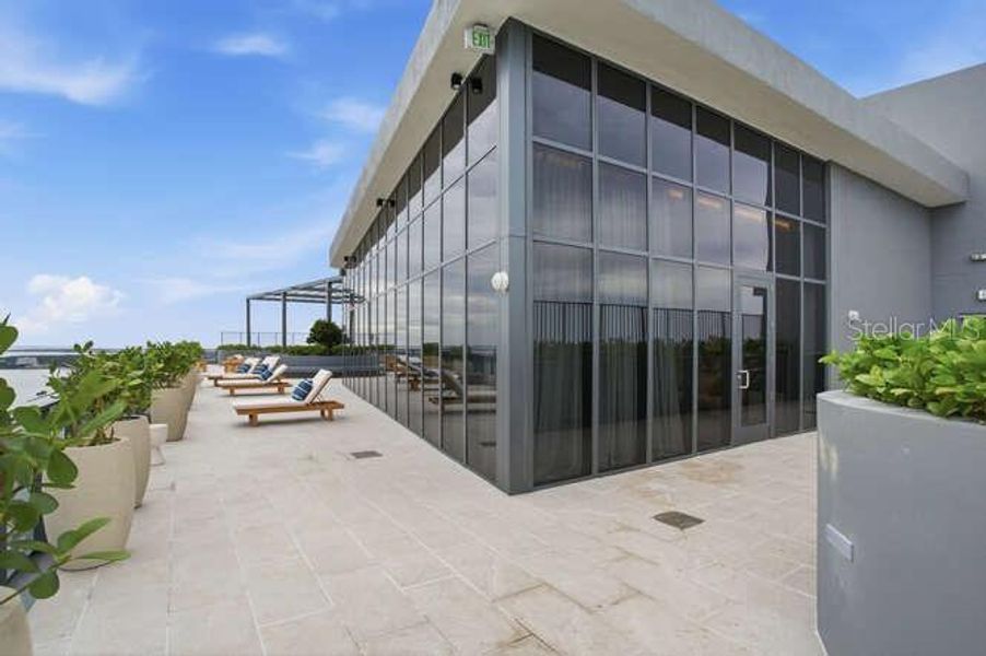 Condo located in Tampa, FL showcasing its design and architecture (Image 24).