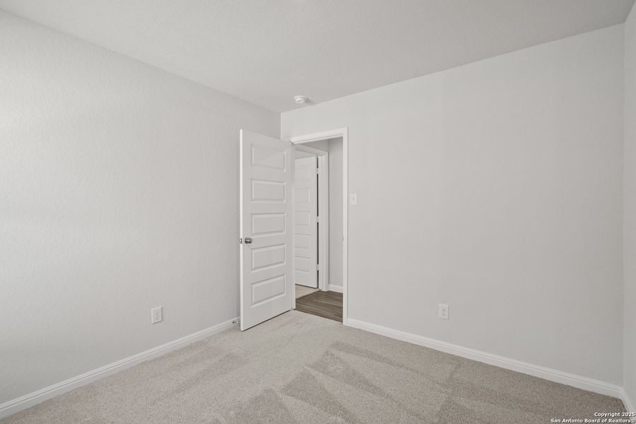 Spacious, unfurnished interior of a new home in Timber Creek, San Antonio (Image 22).