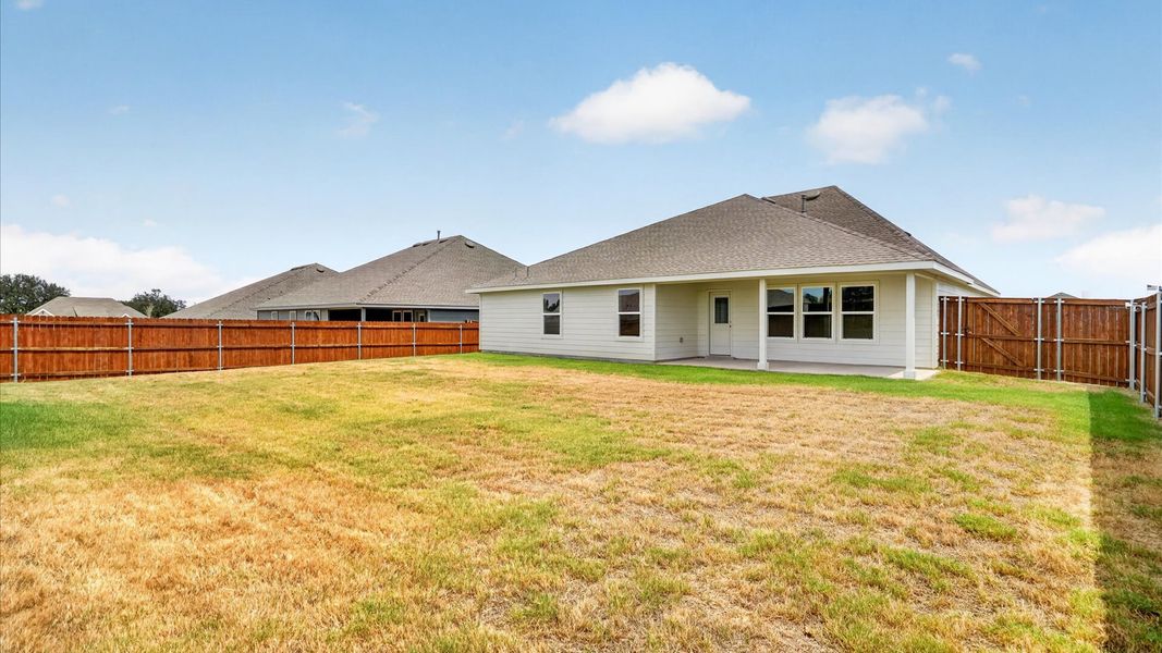 Exterior details and patio area of a home in Sandstone Estates, Granbury (Image 4).