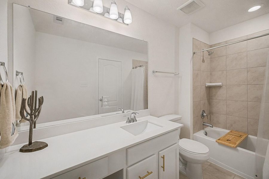 Furnished interior view inside a new home in , Tomball (Image 9).