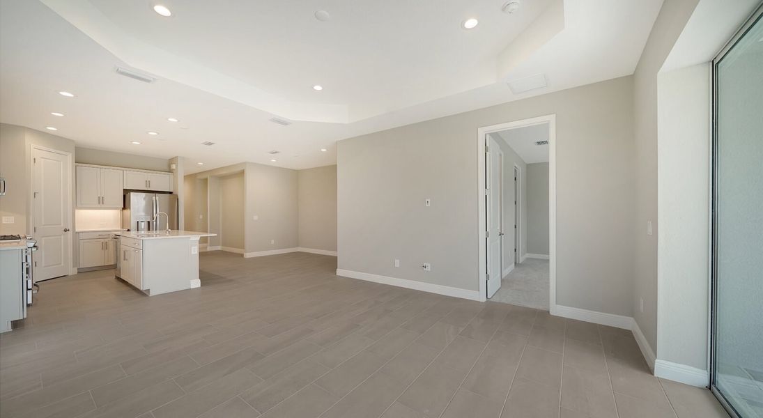 Spacious, unfurnished interior of a new home in Windward, Sarasota (Image 12).