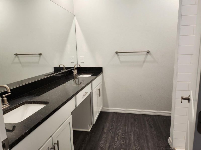 Main Bathroom Main Bathroom