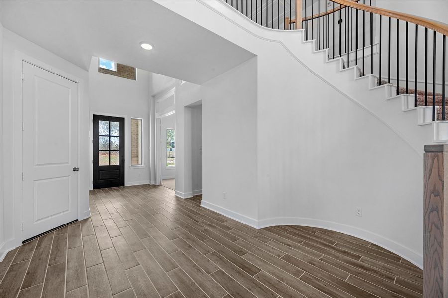 Spacious, unfurnished interior of a new home in Sienna, Missouri City (Image 18).