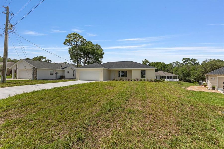 Exterior details and patio area of a home in , Ocklawaha (Image 3).