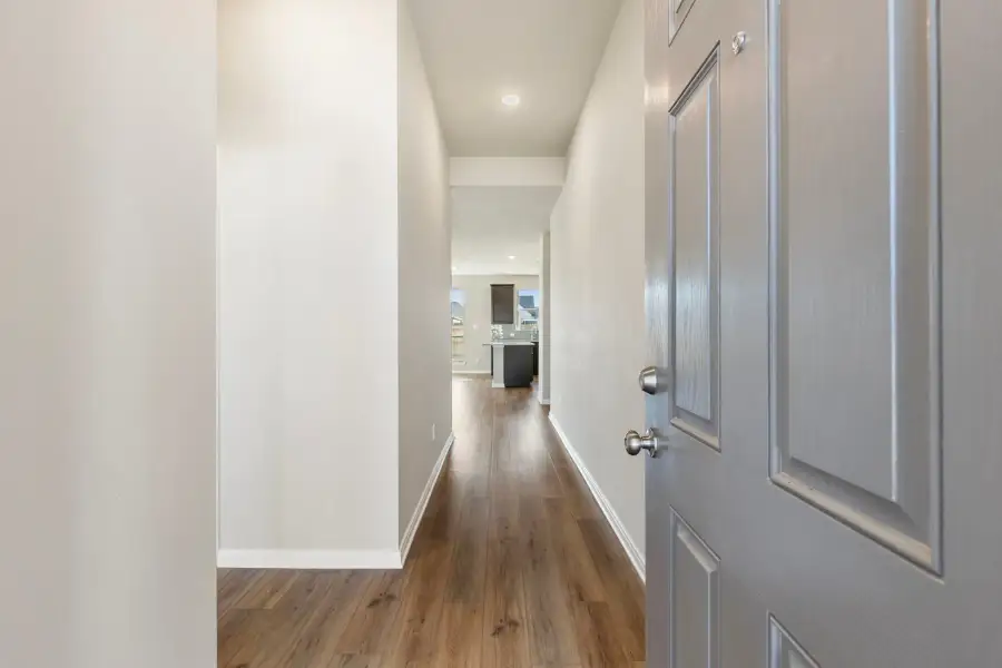 Spacious, unfurnished interior of a new home in South Fork, Waco (Image 7).