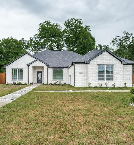 Ranch-style house with a front yard