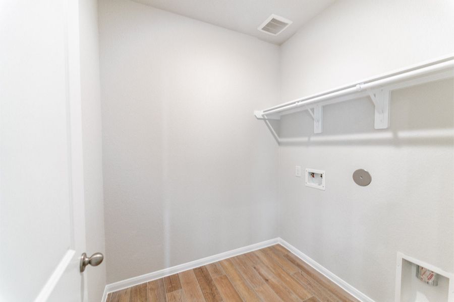 Spacious, unfurnished interior of a new home in Canterra Creek, Rosharon (Image 20).
