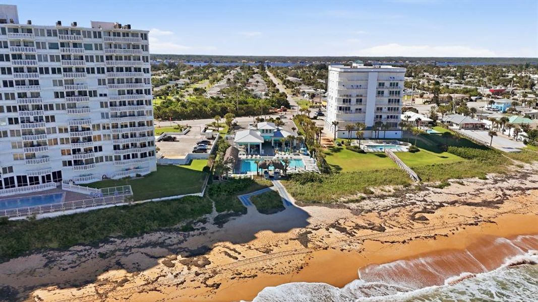 Condo located in Daytona Beach, FL showcasing its design and architecture (Image 44).