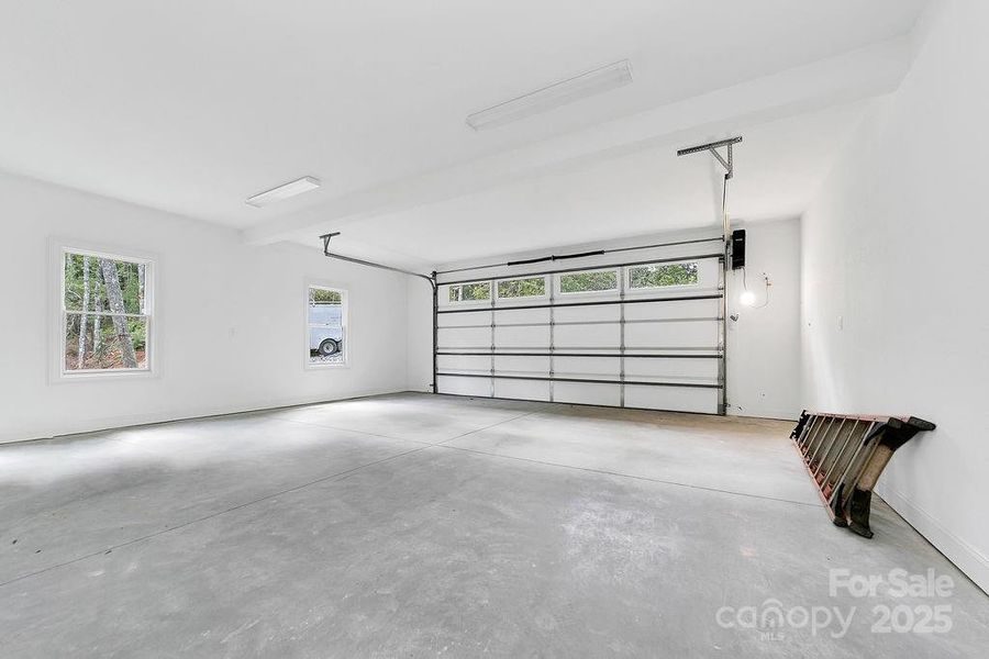 Spacious, unfurnished interior of a new home in , Brevard (Image 18).