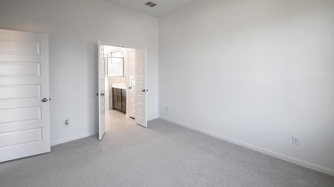 Spacious, unfurnished interior of a new home in Crosswinds 40', Kyle (Image 13).