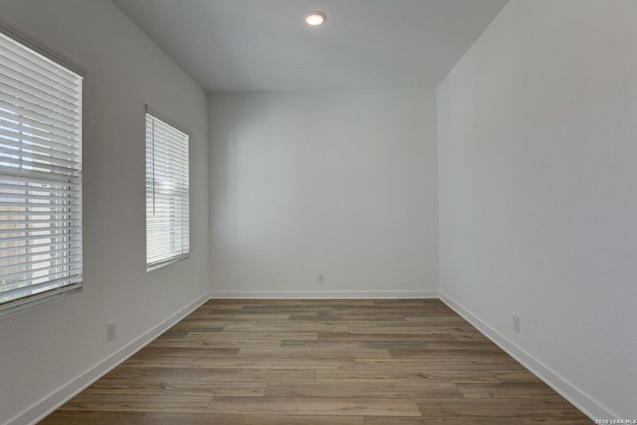 Spacious, unfurnished interior of a new home in Hennersby Hollow, San Antonio (Image 11).