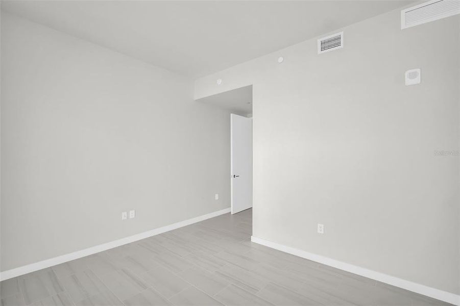 Spacious, unfurnished interior of a new home in , St. Petersburg (Image 21).