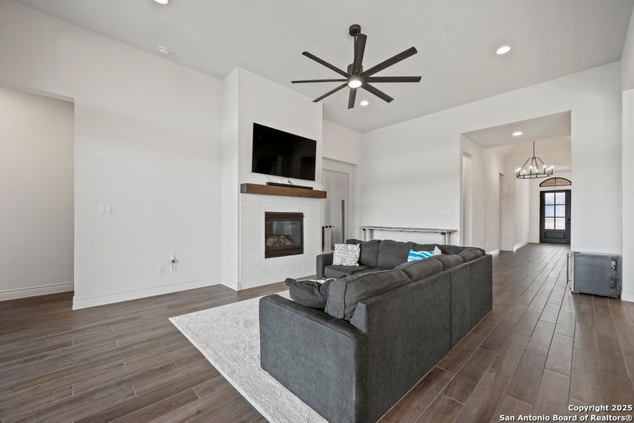 Furnished interior view inside a new home in La Cima 60', San Marcos (Image 24).