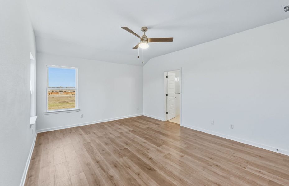Spacious, unfurnished interior of a new home in Sunfield, Buda (Image 18).