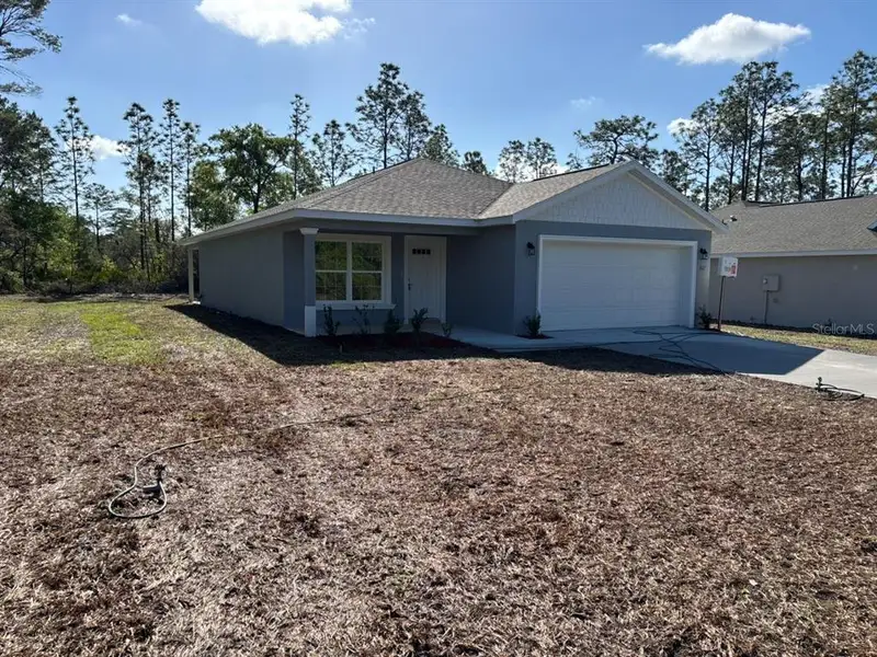 Exterior details and patio area of a home in , Dunnellon (Image 3).