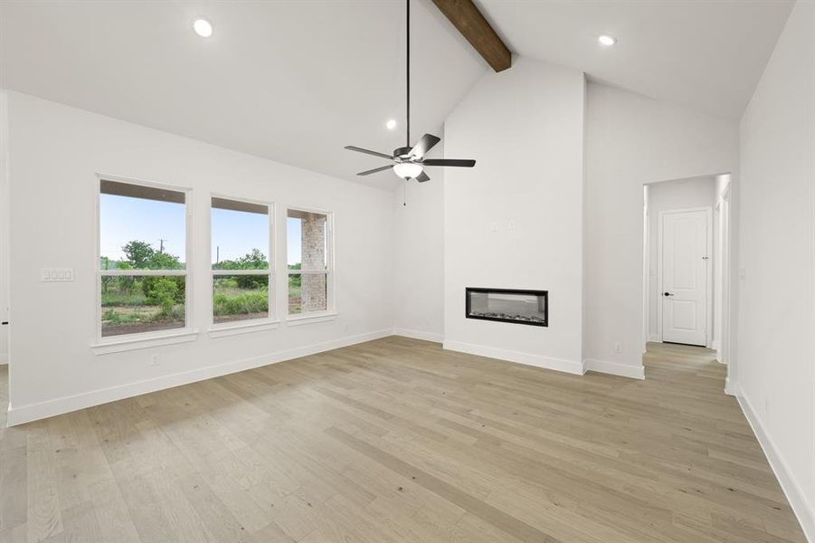 Spacious, unfurnished interior of a new home in Windmill Creeks, Weatherford (Image 13).