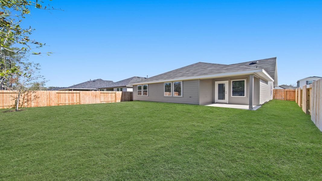Exterior details and patio area of a home in Silverthorne, Conroe (Image 16). Exterior details and patio area of a home in Silverthorne, Conroe (Image 16).