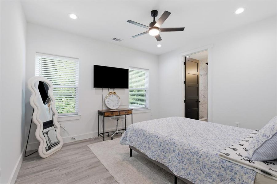 Furnished interior view inside a new home in , Ovilla (Image 15).