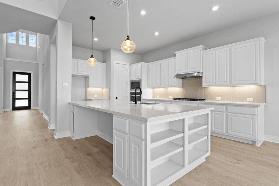 Large Center Island in Kitchen Large Center Island in Kitchen