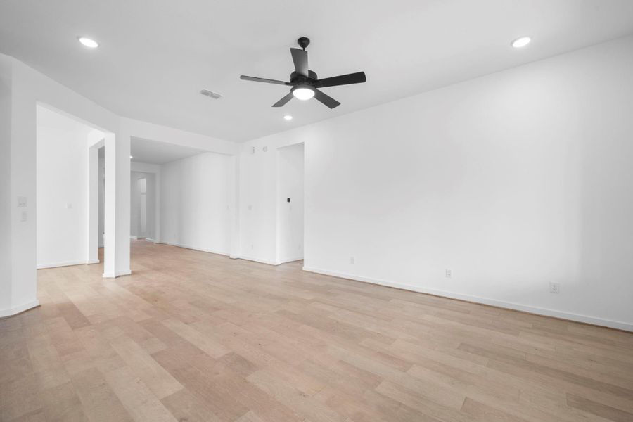 Spacious, unfurnished interior of a new home in Sienna 45', 50', Missouri City (Image 23). Spacious, unfurnished interior of a new home in Sienna 45', 50', Missouri City (Image 23).