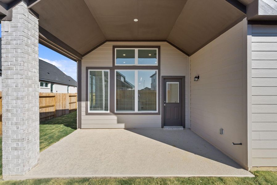 Exterior details and patio area of a home in Attwater, Waller (Image 4).