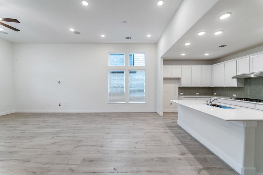 Spacious, unfurnished interior of a new home in Santa Rita Ranch, Liberty Hill (Image 13).