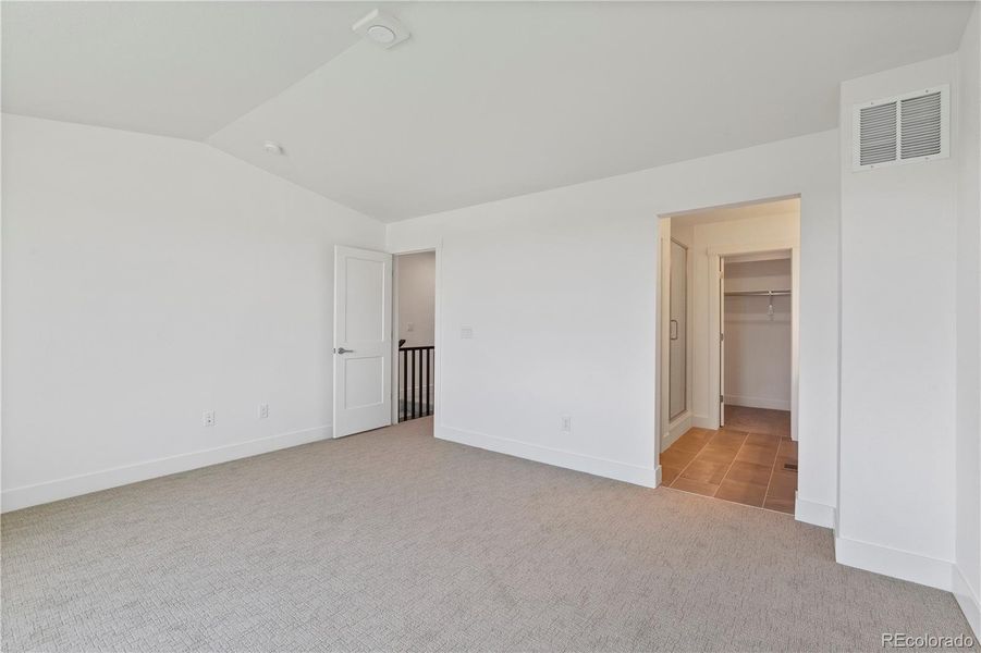 Spacious, unfurnished interior of a new home in Dillon Pointe - Skyview, Broomfield (Image 18).