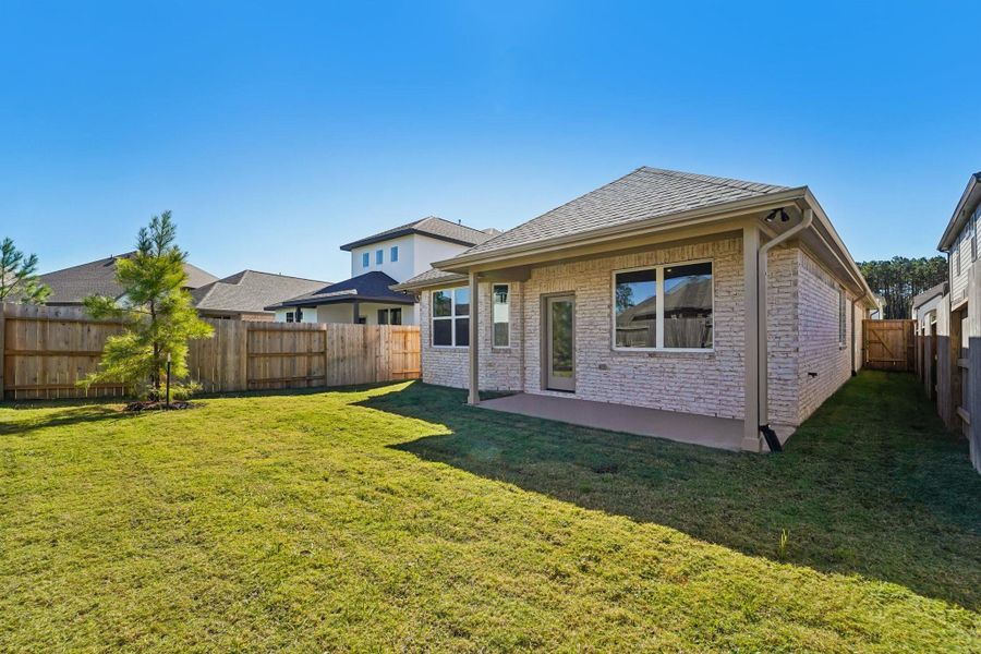 Exterior details and patio area of a home in Evergreen 40', Conroe (Image 22).