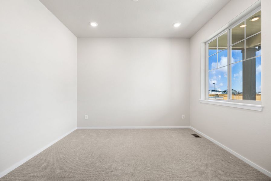 Spacious, unfurnished interior of a new home in Wolf Creek Run West, Strasburg (Image 8).