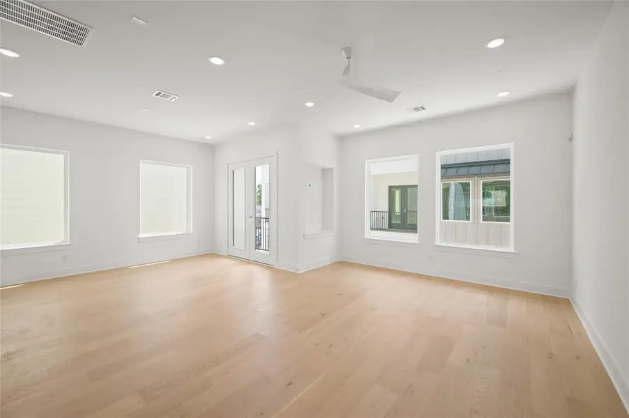 Spacious, unfurnished interior of a new home in , Houston (Image 36).