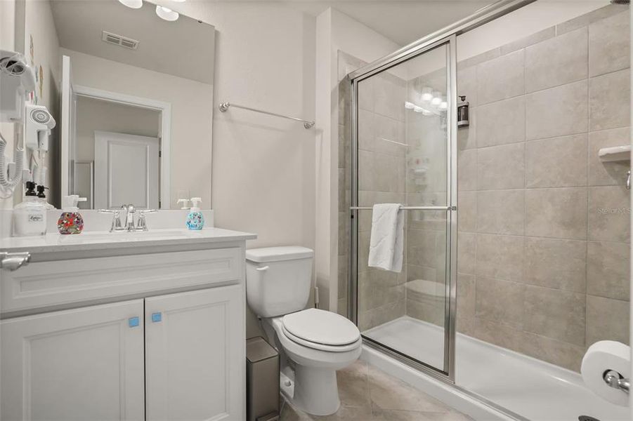 Furnished interior view inside a new home in , Clermont (Image 30).