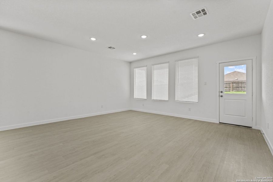 Spacious, unfurnished interior of a new home in Parkside: Coastline Collection, New Braunfels (Image 26).