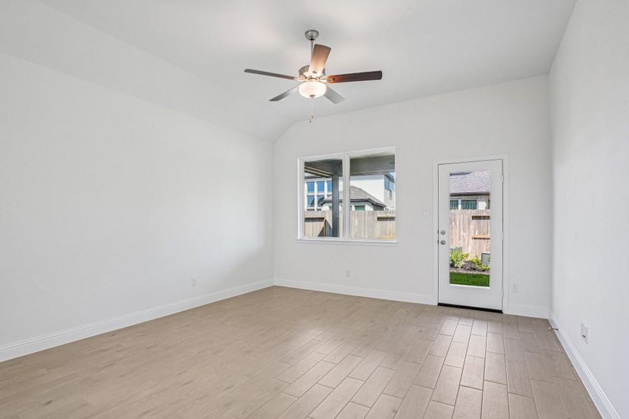 Spacious, unfurnished interior of a new home in Sienna 40', Missouri City (Image 14).