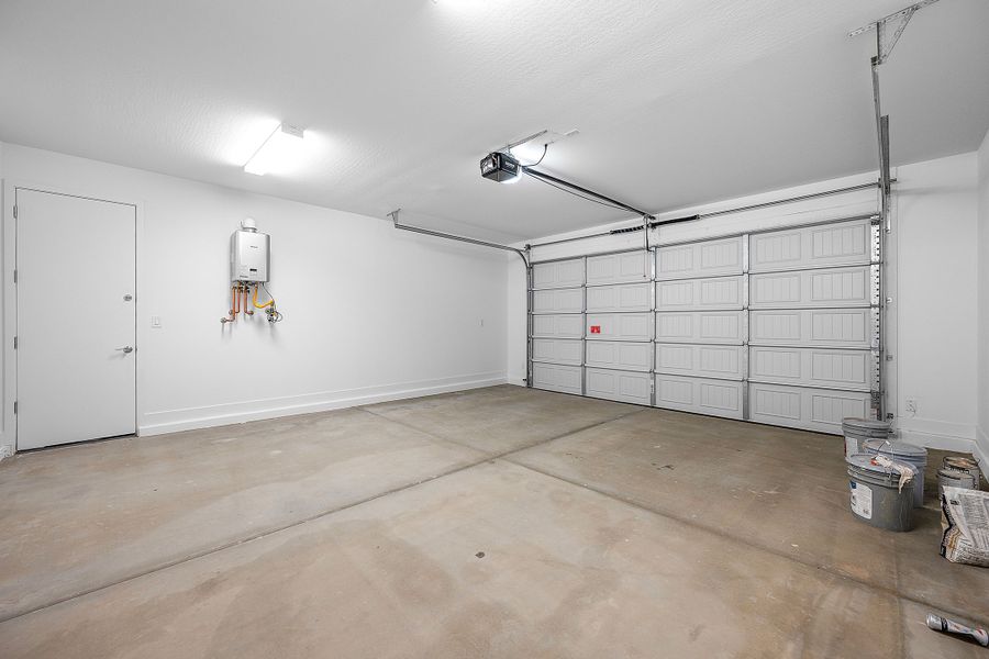 Spacious, unfurnished interior of a new home in Artisan at Asante Vista Collection, Surprise (Image 32).