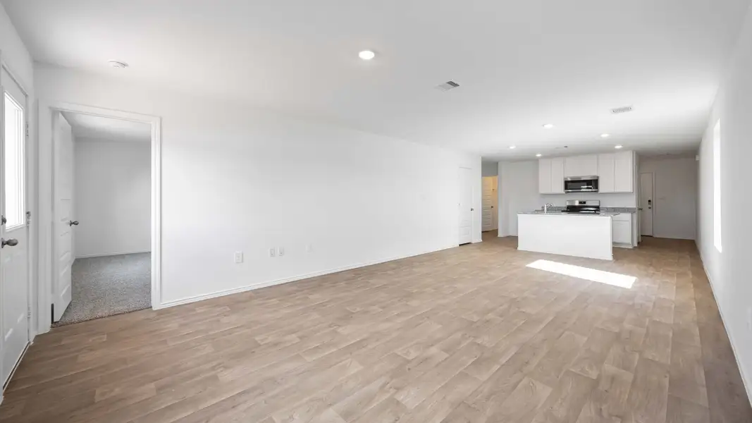 Spacious, unfurnished interior of a new home in Garver Heights, Houston (Image 7).