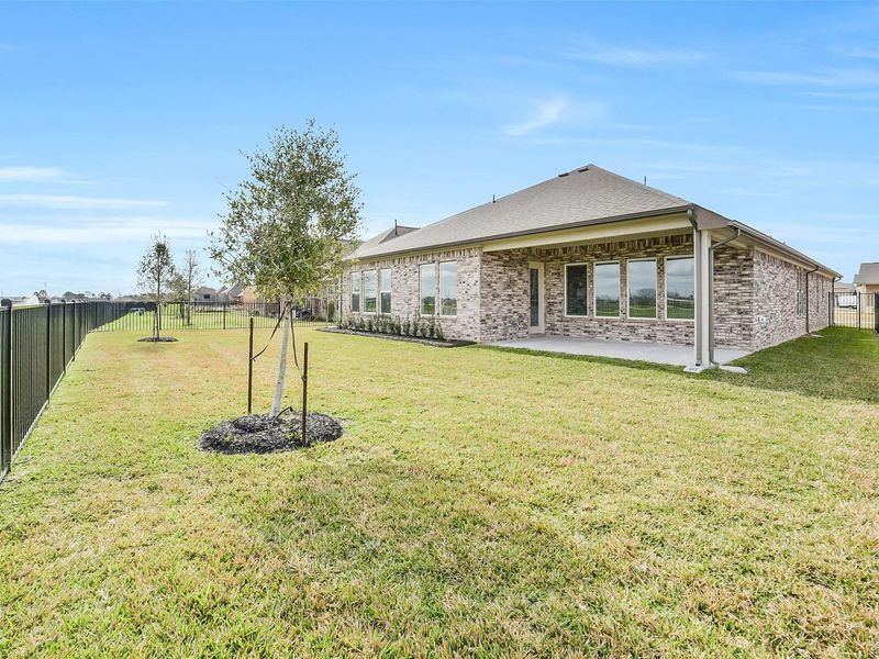 Exterior details and patio area of a home in Sierra Vista, Rosharon (Image 28).