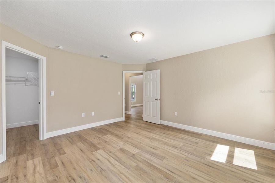 Spacious, unfurnished interior of a new home in , Citrus Springs (Image 12).