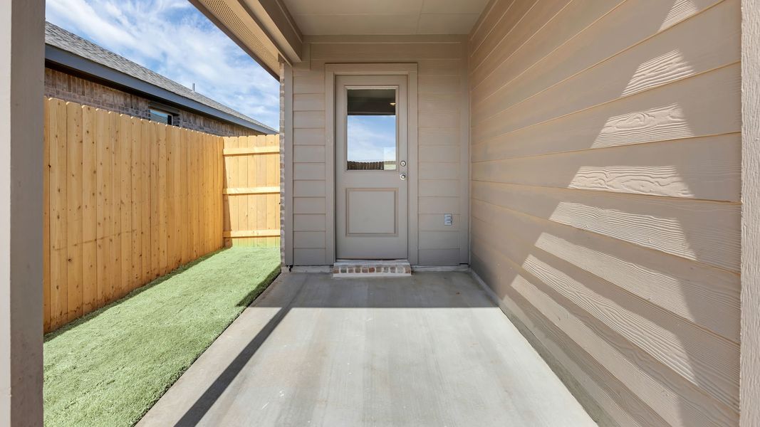 Exterior details and patio area of a home in Terra Vista, Lubbock (Image 3).