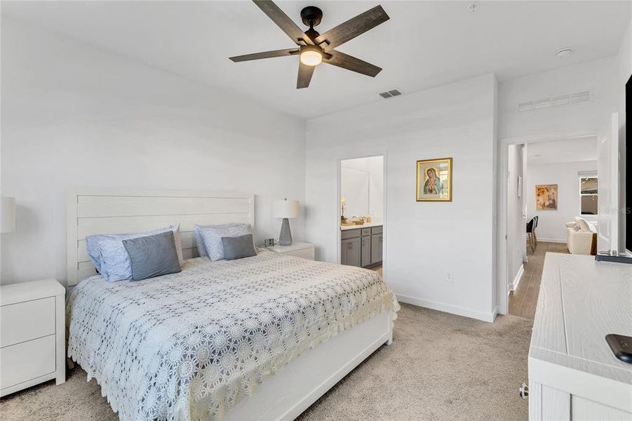 Furnished interior view inside a new home in , Orlando (Image 16).