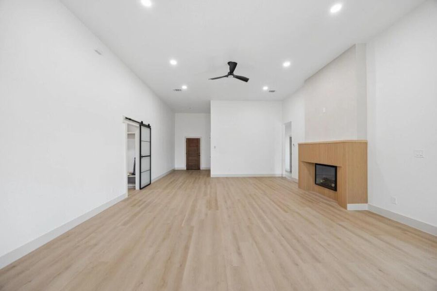 Spacious, unfurnished interior of a new home in , Sherman (Image 18).