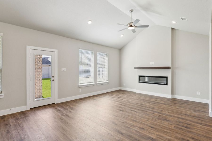 Spacious, unfurnished interior of a new home in Painted Tree Woodland West, McKinney (Image 19).