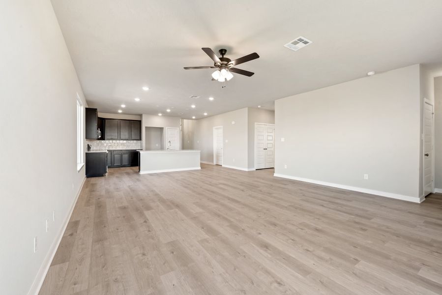 Spacious, unfurnished interior of a new home in Grand Lake, Snook (Image 12).