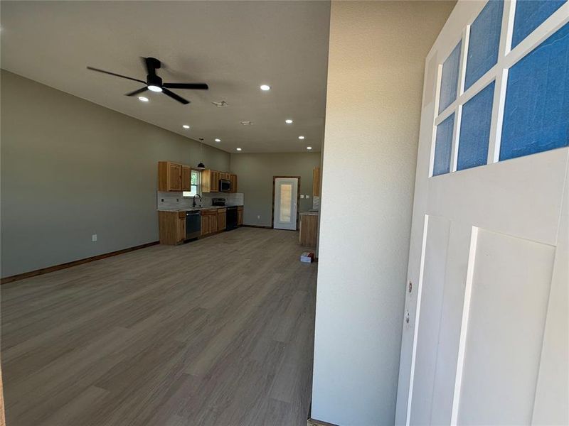 Spacious, unfurnished interior of a new home in , Weatherford (Image 9).