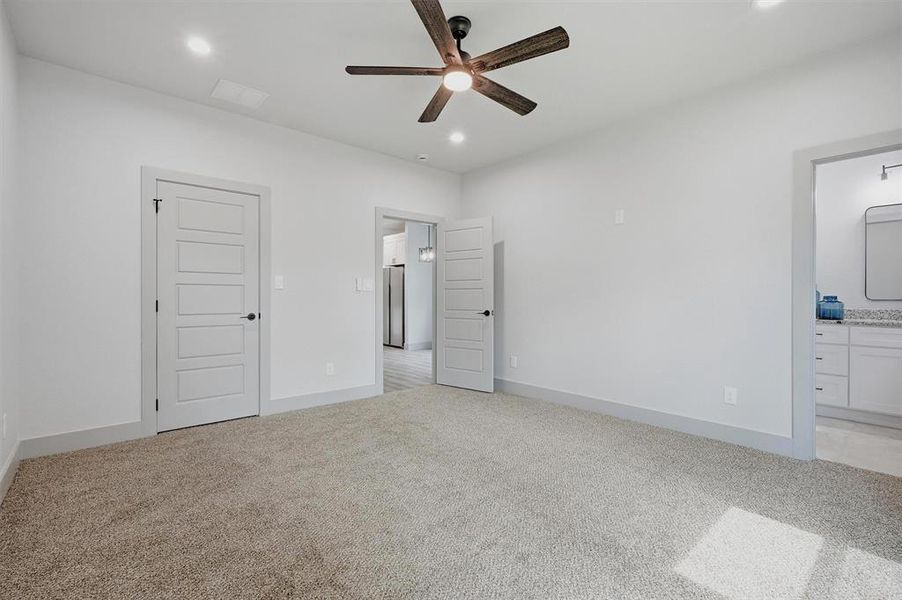 Spacious, unfurnished interior of a new home in , Sherman (Image 27).